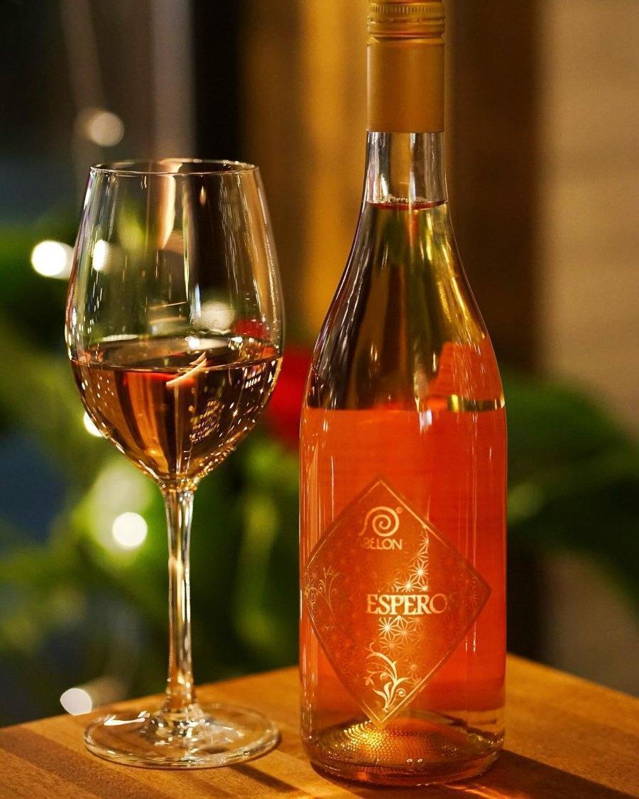  Lana's Bistro et Bar à Vin