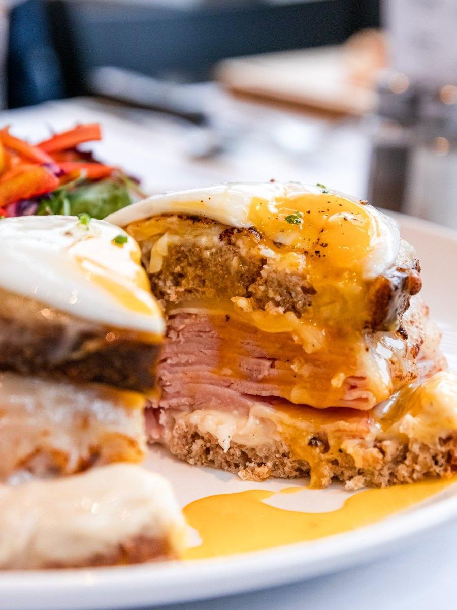 weekday breakfast Montreal restaurants
