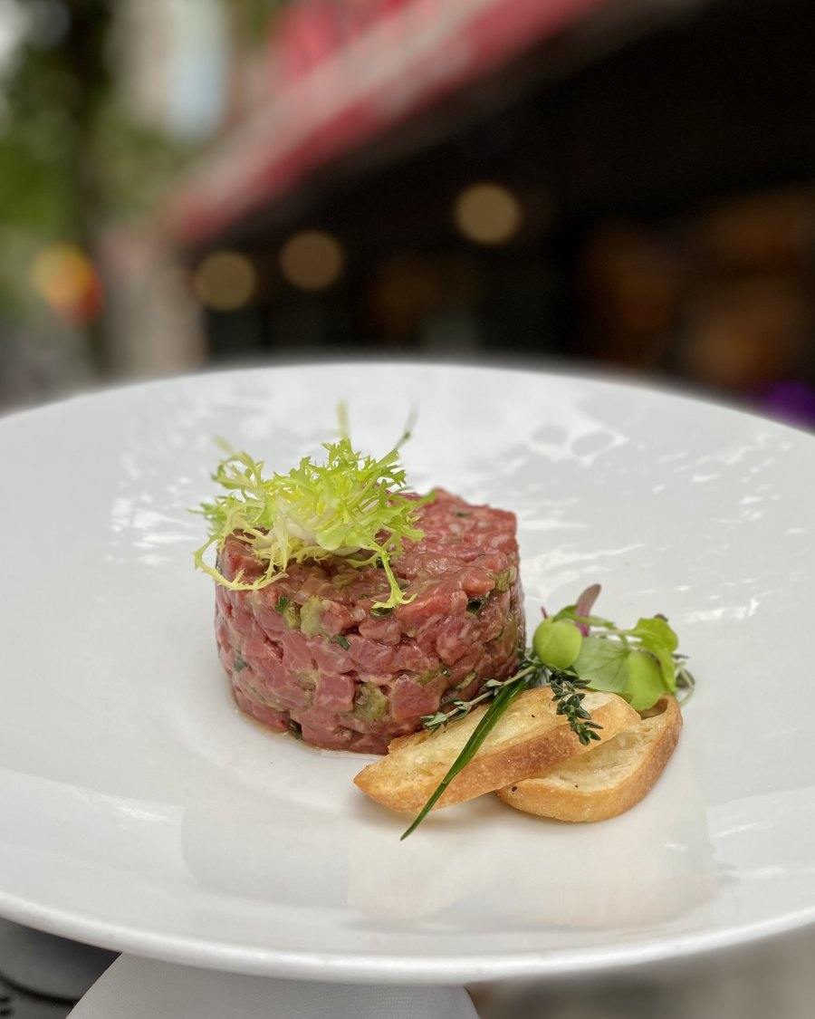 Tartare de boeuf à Montréal dans un restaurant spécialisé