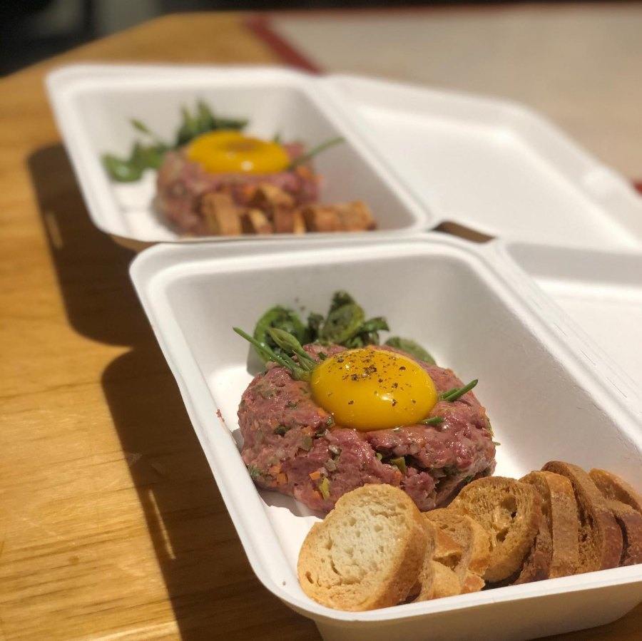 Tartare de saumon frais servi dans un restaurant à Montréal