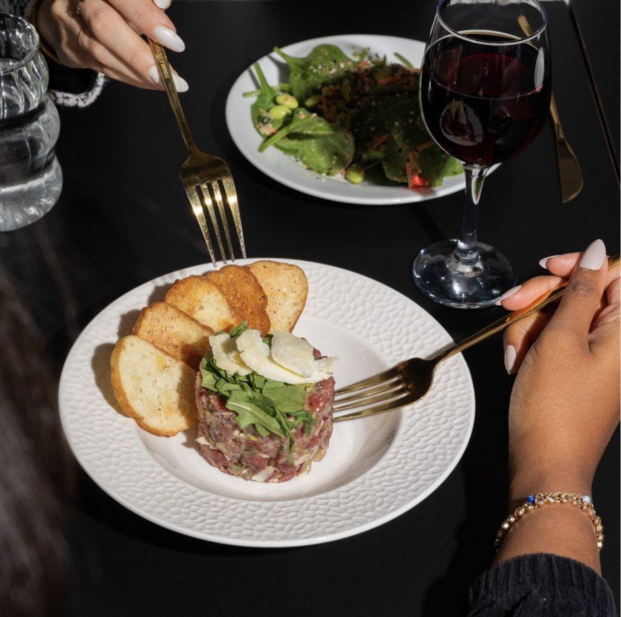 Tartare de boeuf à Montréal dans un restaurant spécialisé