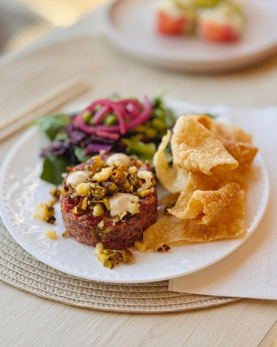 Tartare de saumon frais servi dans un restaurant à Montréal