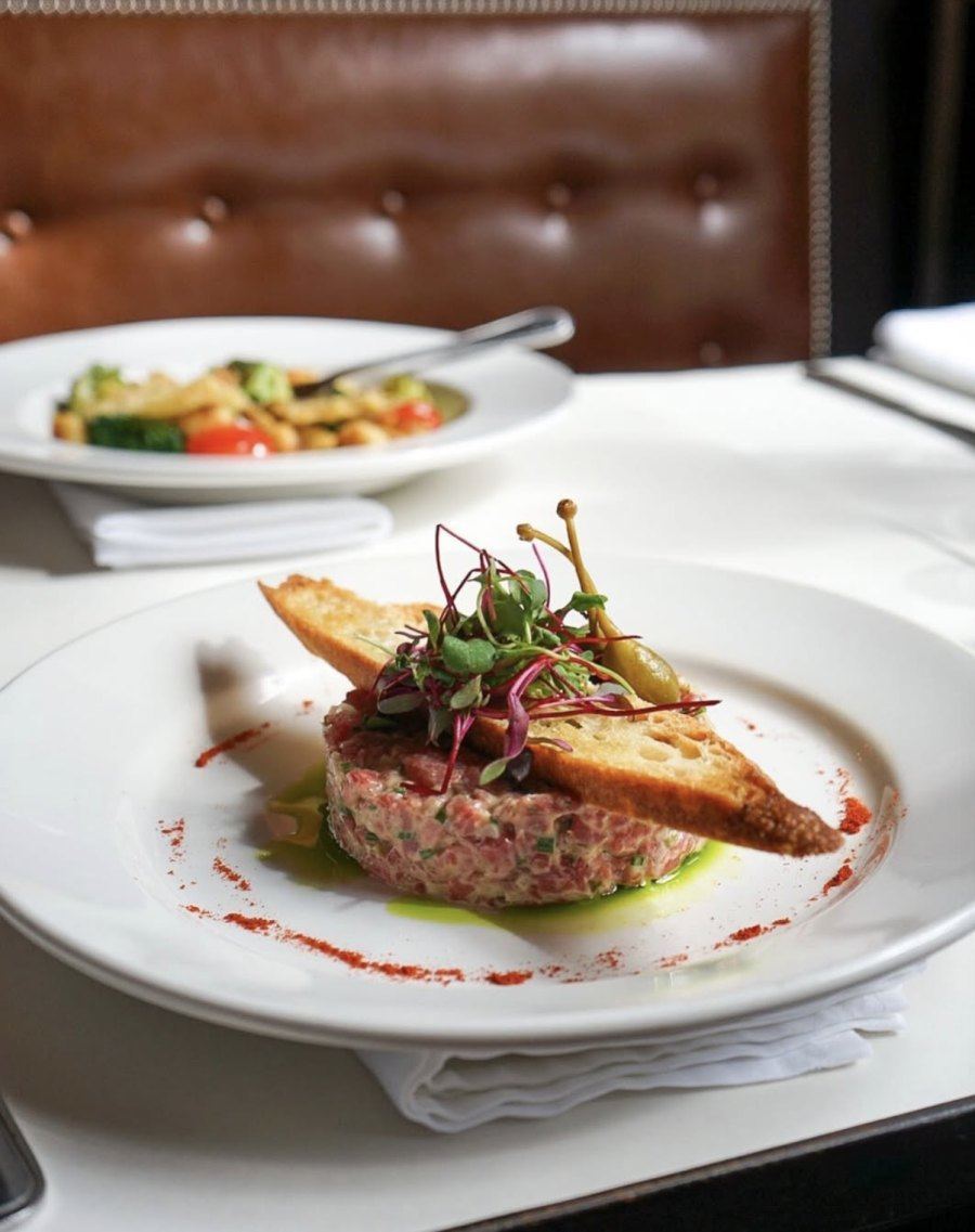Tartare de saumon frais servi dans un restaurant à Montréal