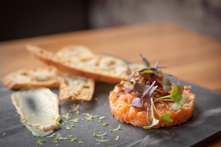 Tartare de saumon frais servi dans un restaurant à Montréal