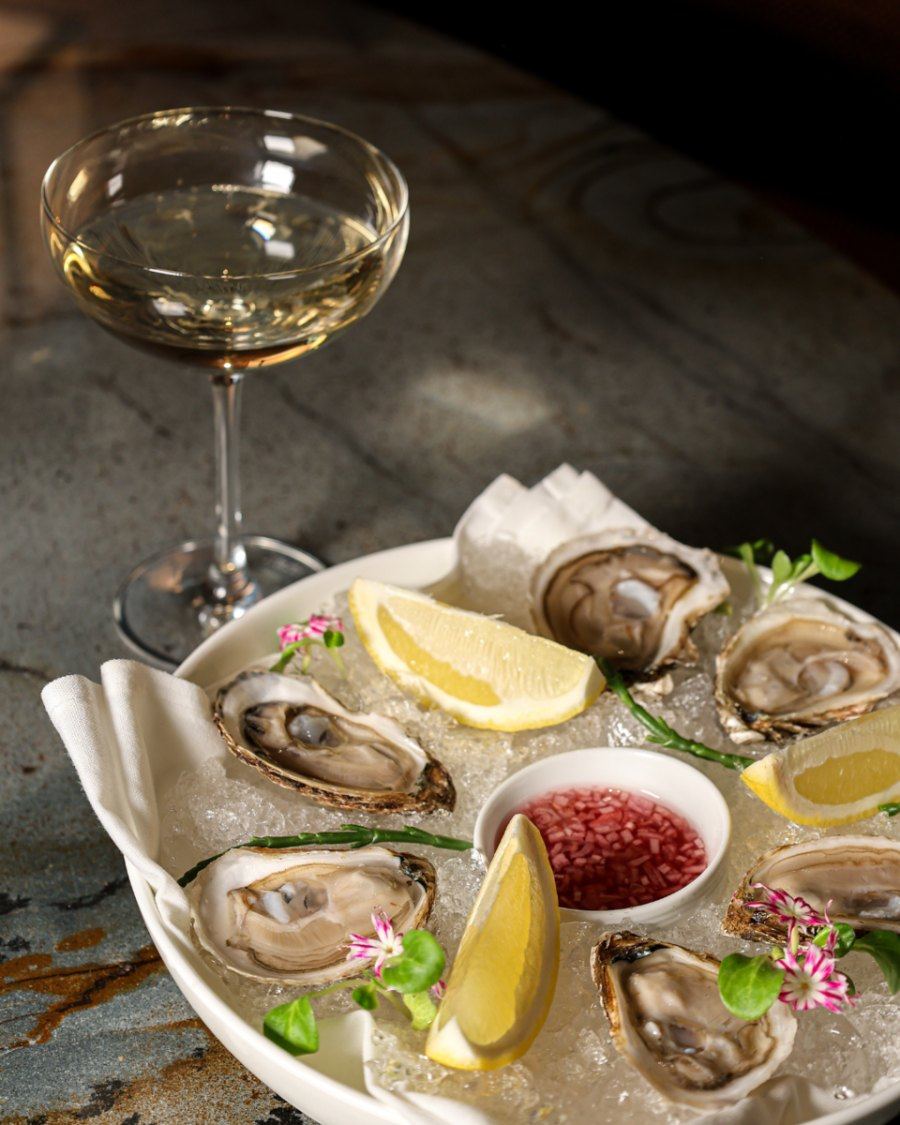 NINI Salon à Cocktails Best Places to Enjoy Fresh Oysters in Montréal