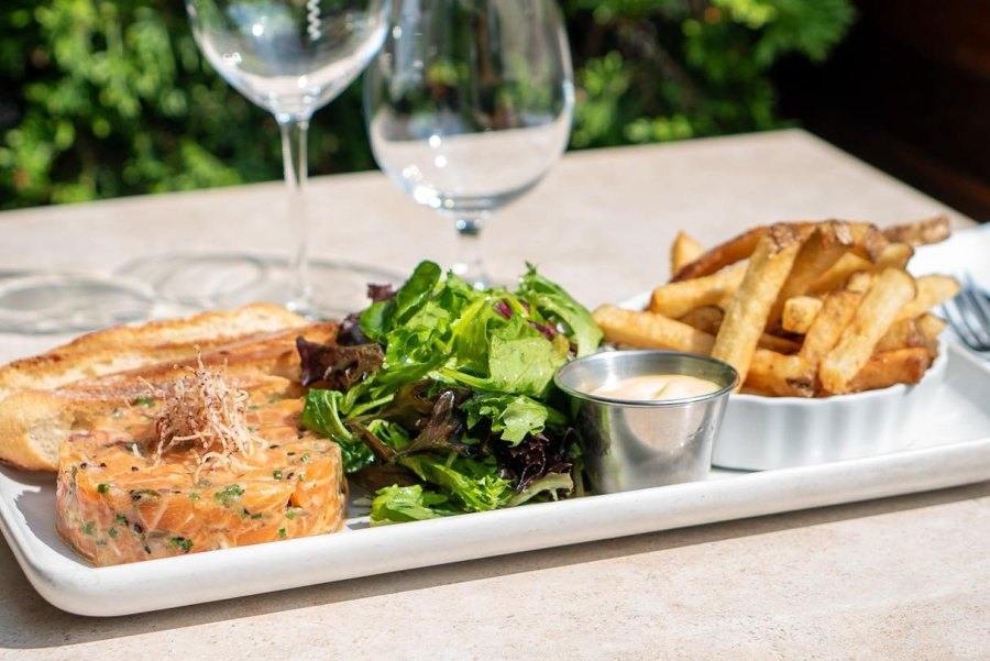 Tartare de saumon frais servi dans un restaurant à Montréal
