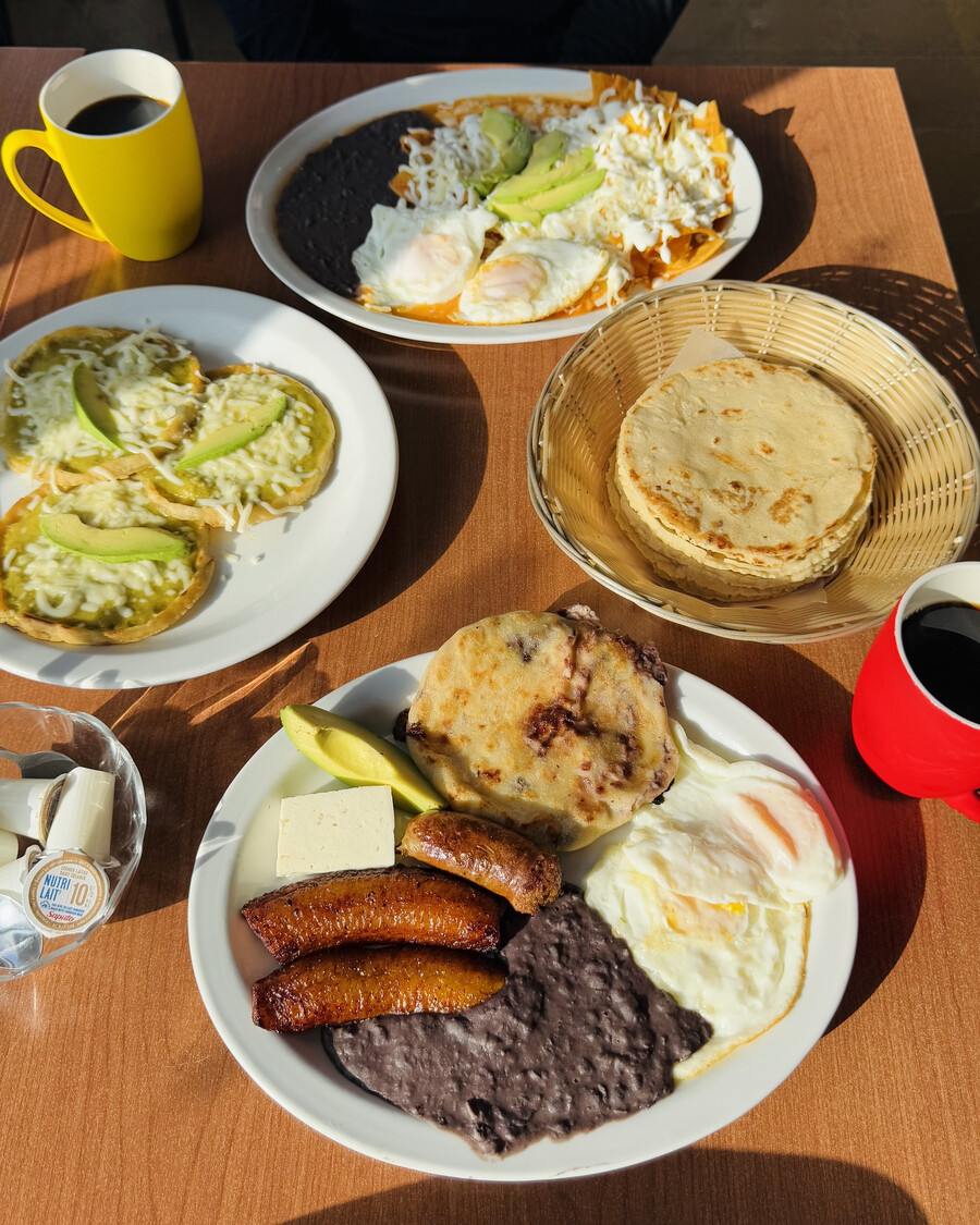 Iris Meilleures Pupusas à Montréal