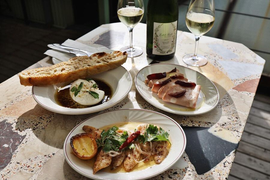 Taverne Atlantic - Notre guide culinaire d'Outremont: où manger, boire et savourer une douceur