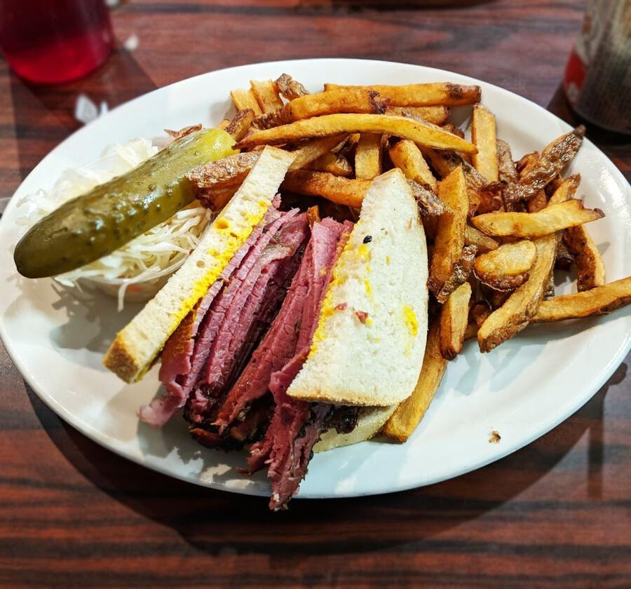 SCHWARTZ'S DELI Les meilleurs smoked meat de Montréal