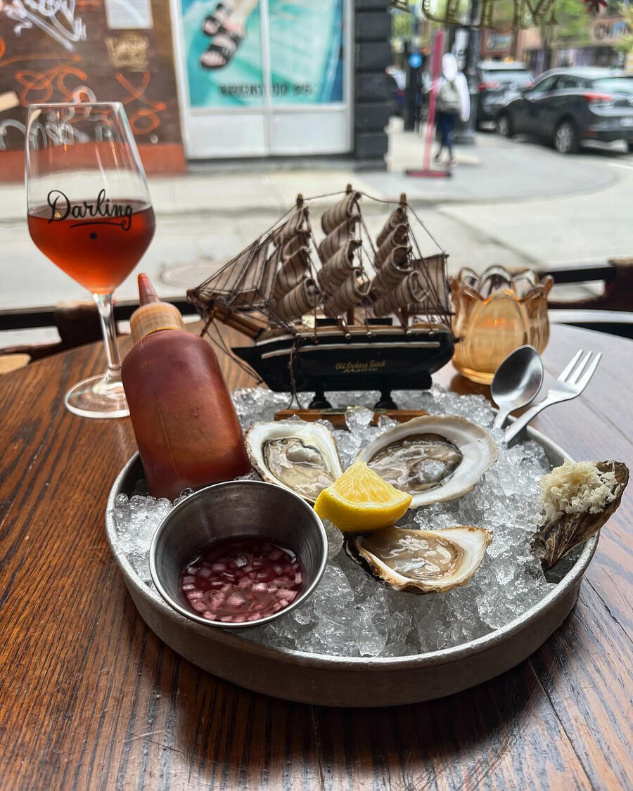 Le Bar Darling - Oysters in Montreal