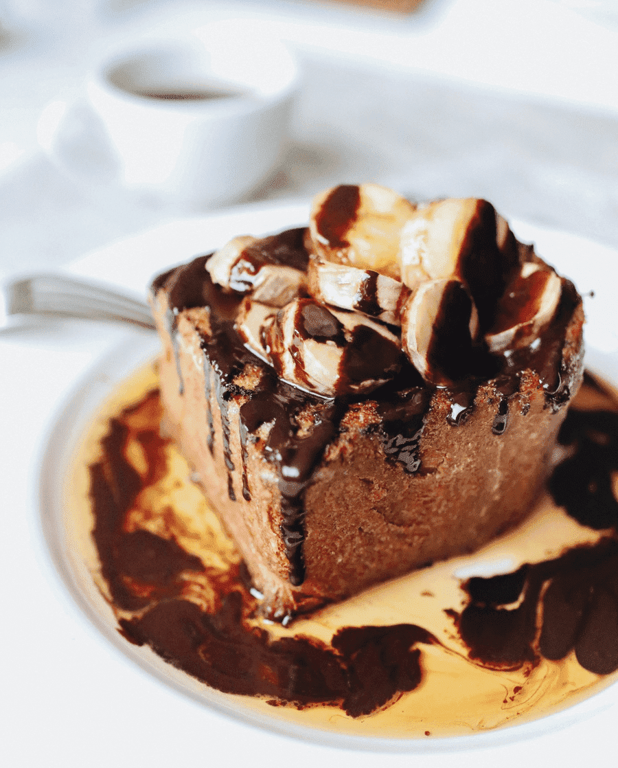 Les meilleurs pains dorés (ou pains perdus) à Montréal Le décadent pain doré du Leméac avec sauce au chocolat et banane