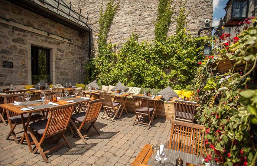 Les plus belles cours intérieures, jardins et terrasses cachées de Montréal Terrasse cours arrière Auberge Saint-Gabriel Vieux-Port