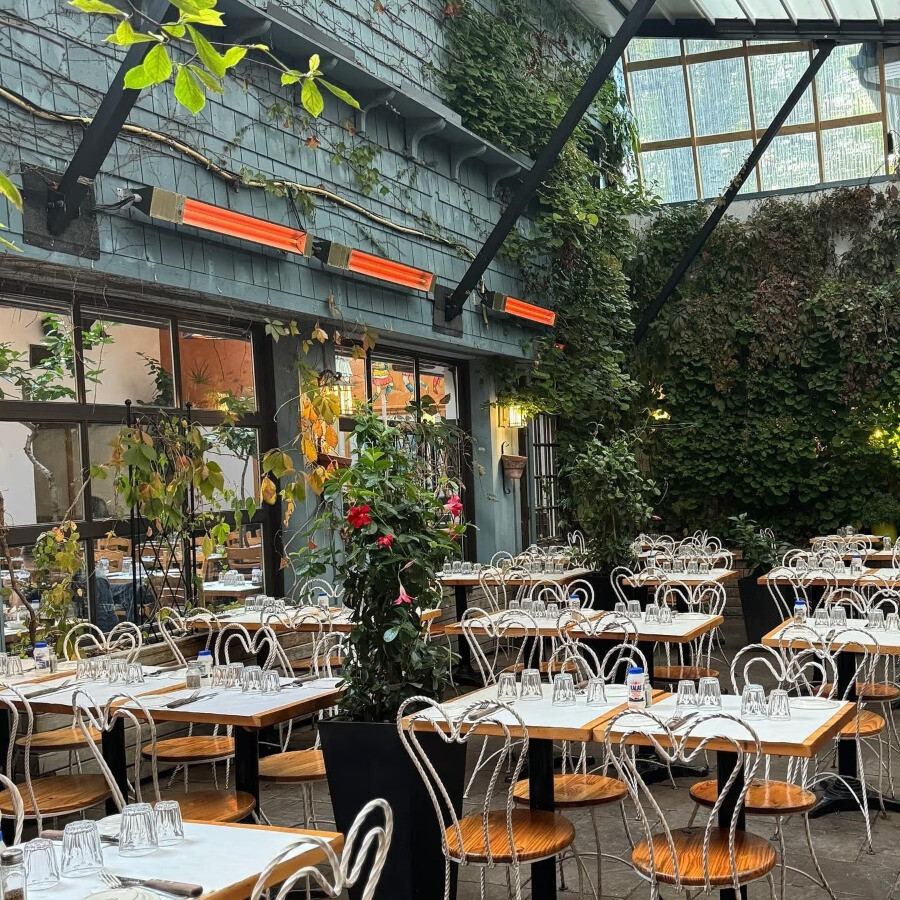 Les plus belles cours intérieures, jardins et terrasses cachées de Montréal Jardin de Panos cours arrière Terrasse cachée