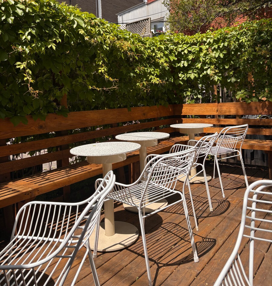 Les plus belles cours intérieures, jardins et terrasses cachées de Montréal Café In Gamba Saint-Viateur terrasse cachée arrière