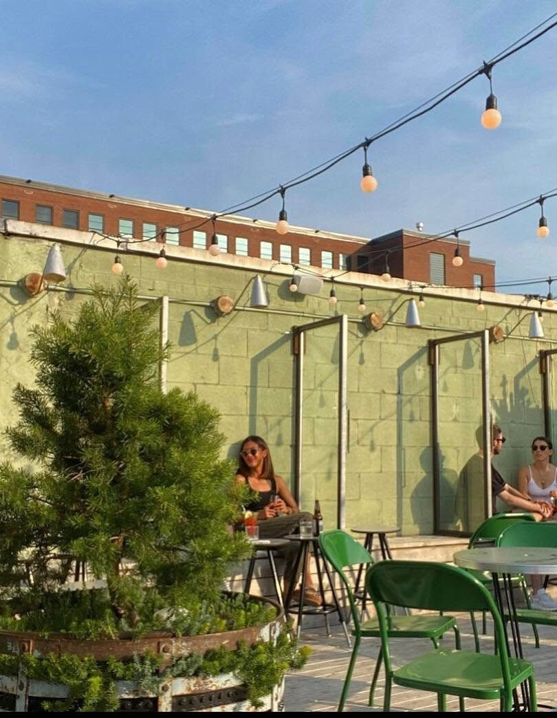Les plus belles cours intérieures, jardins et terrasses cachées de Montréal Taverne Atlantic Mile-Ex Terrasse sur le toit