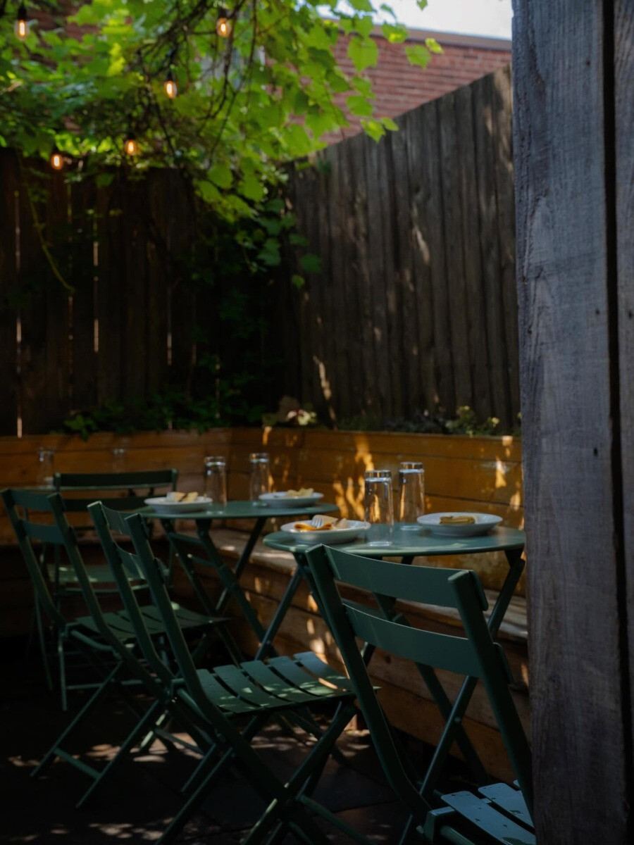 Les plus belles cours intérieures, jardins et terrasses cachées de Montréal Anémone terrasse arrière cachée
