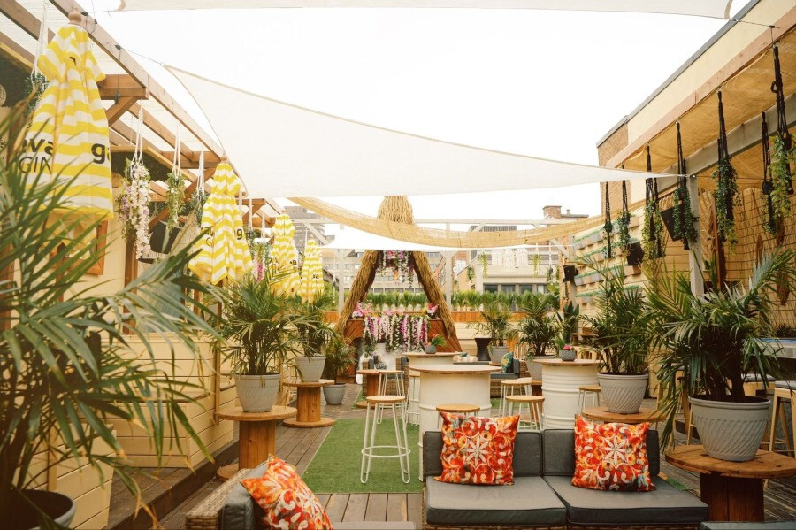 Les plus belles cours intérieures, jardins et terrasses cachées de Montréal Terrasse sur le toît Ciel Rose