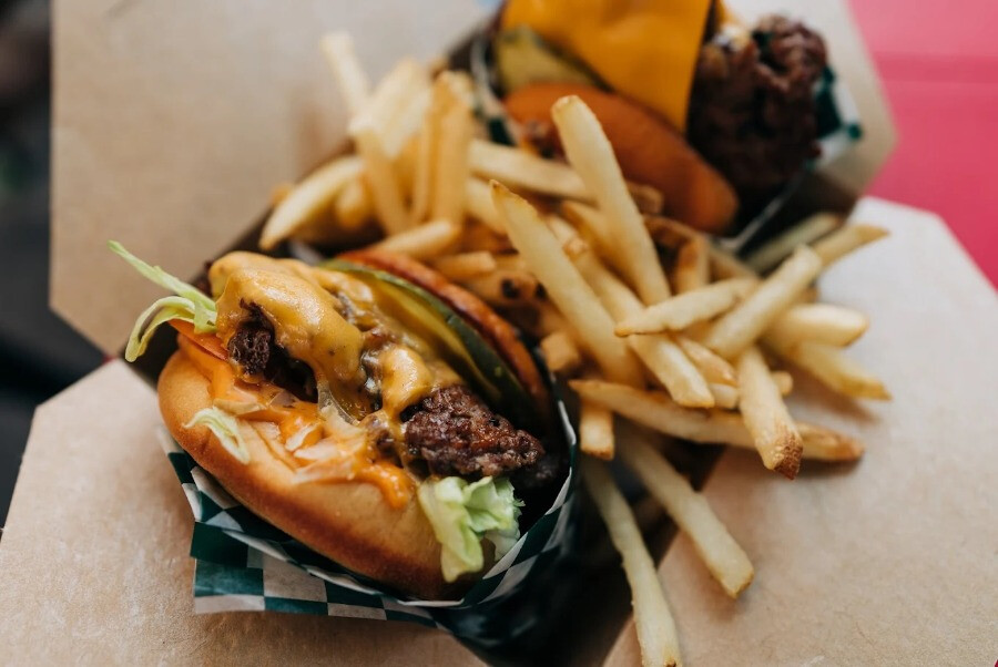 Où manger les meilleurs smash burgers à Montréal Mange dans mon hood burger