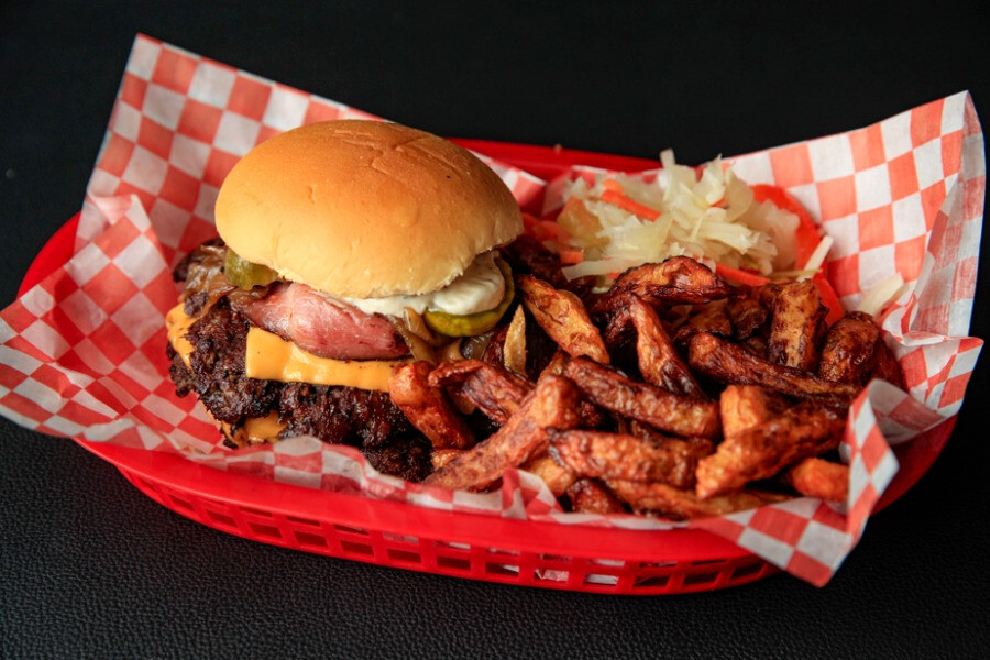 Où manger les meilleurs smash burgers à Montréal Chez Simon Cantine Urbaine
