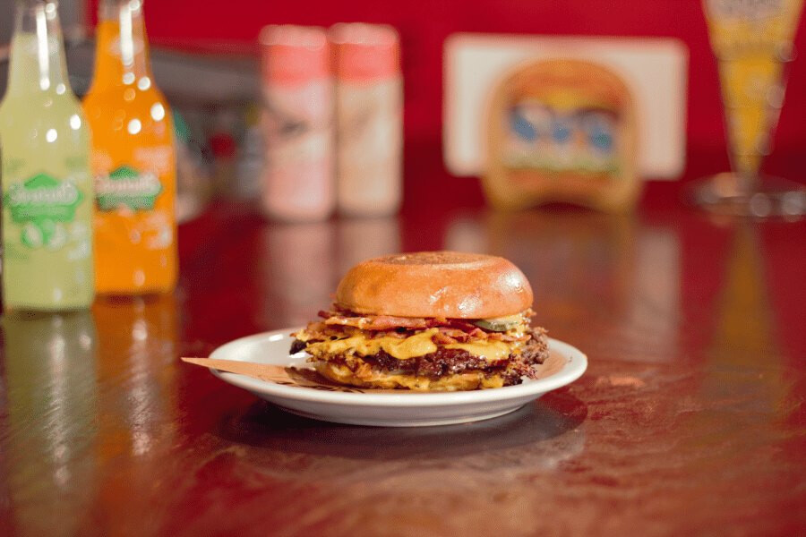 Où manger les meilleurs smash burgers à Montréal Frites Alors burger