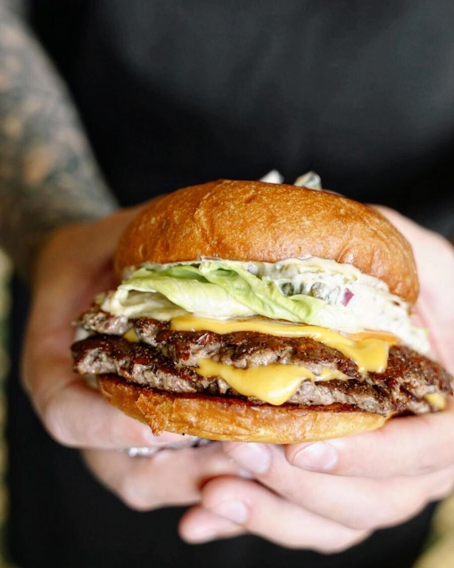 Où manger les meilleurs smash burgers à Montréal Chez Tousignant smash burger