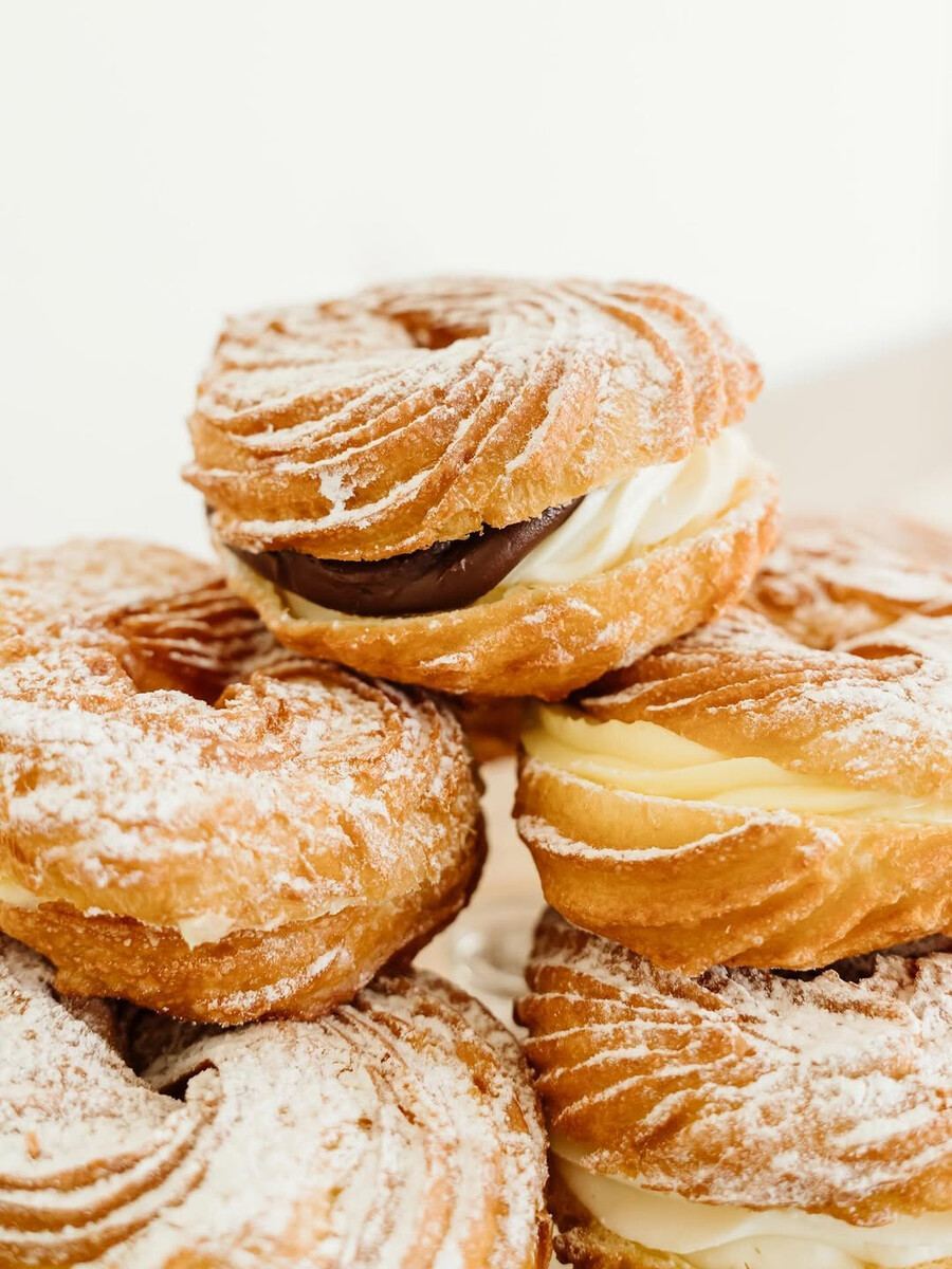 Les Delices Lafrenaie - Where to find the best Zeppole di San Giuseppe in Montreal 