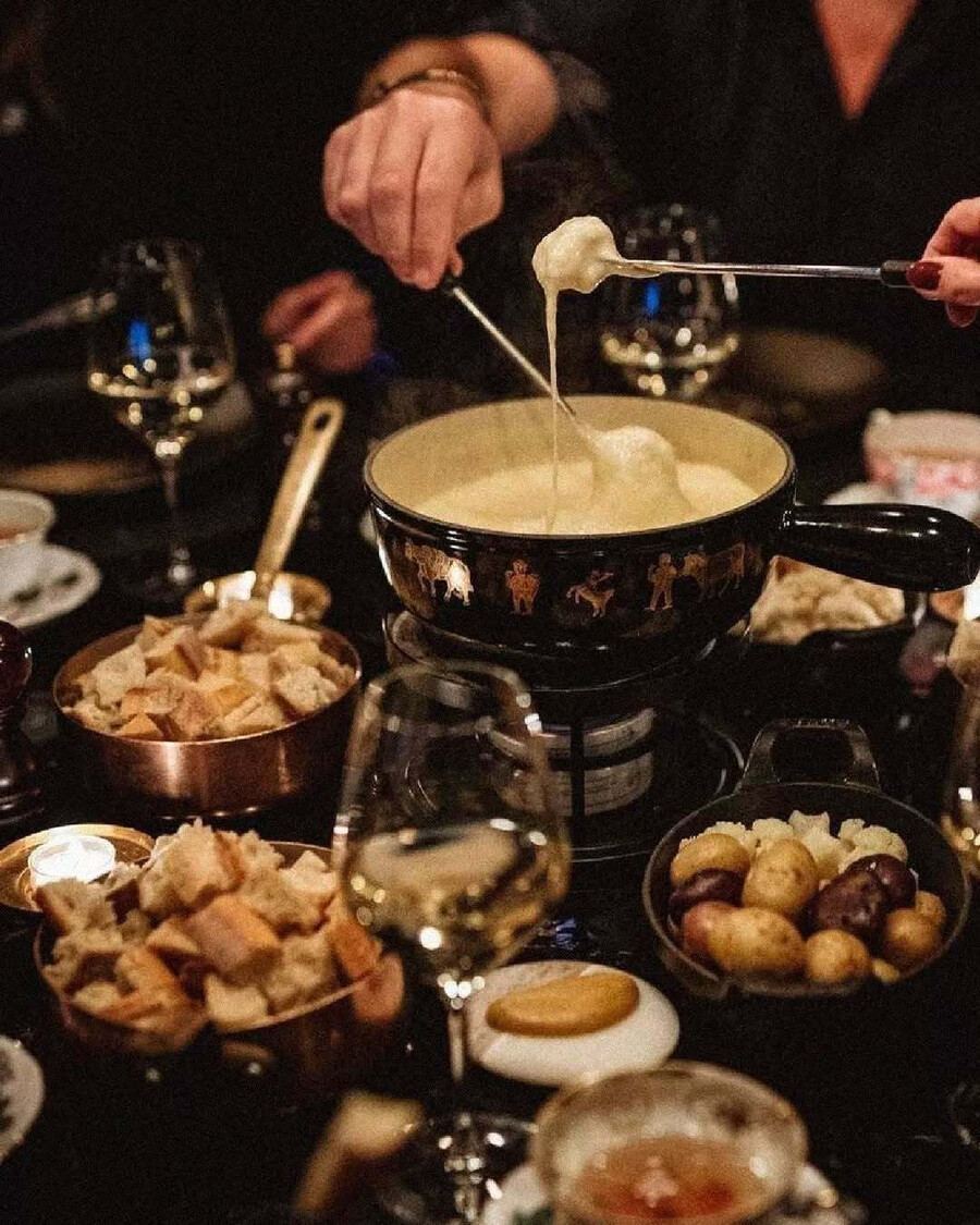 L'Auberge Saint-Gabriel - Where to satisfy your cheese craving in Montreal