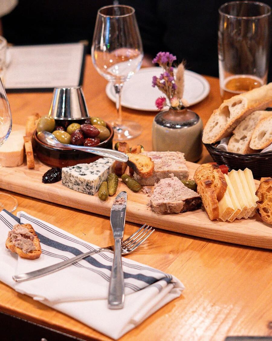 Le Bouchon par Bleu & Persillé - Where to satisfy your cheese craving in Montreal