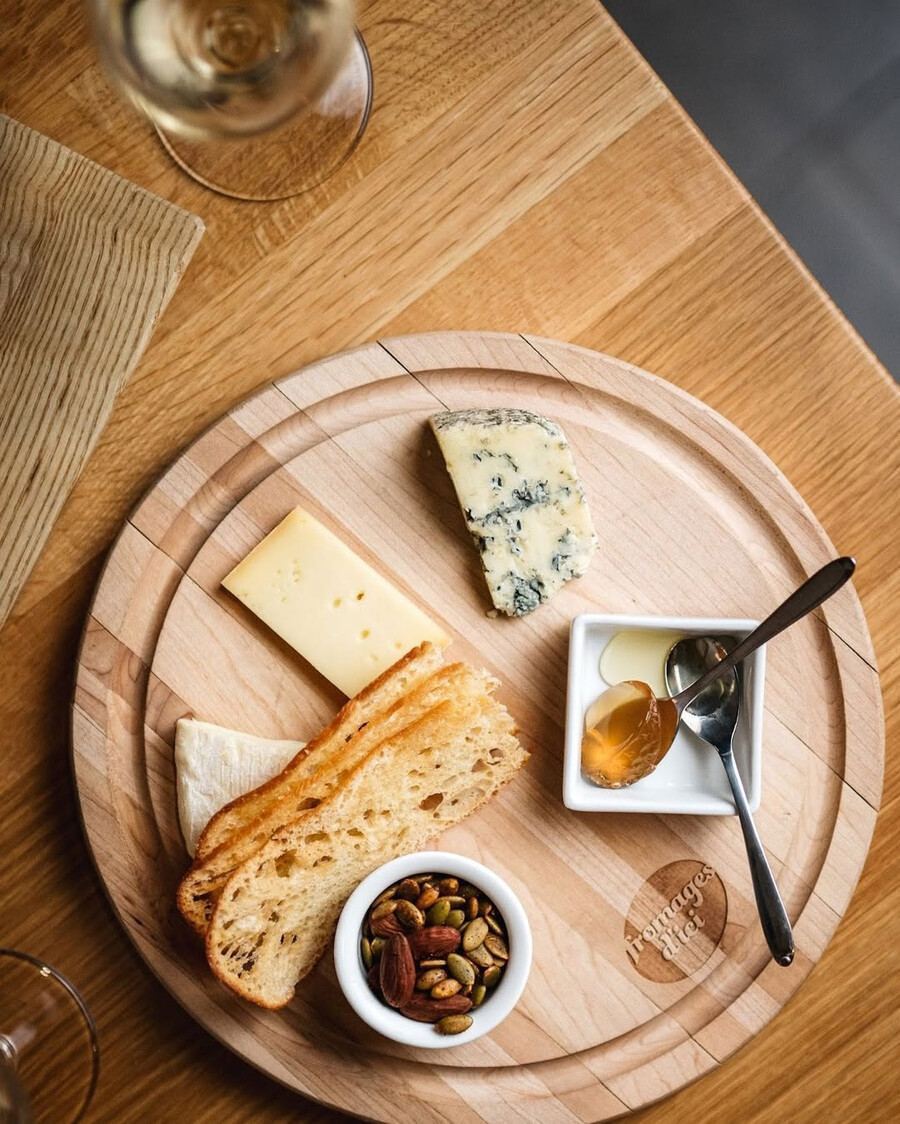 Bar Blanc Bec - Where to satisfy your cheese craving in Montreal
