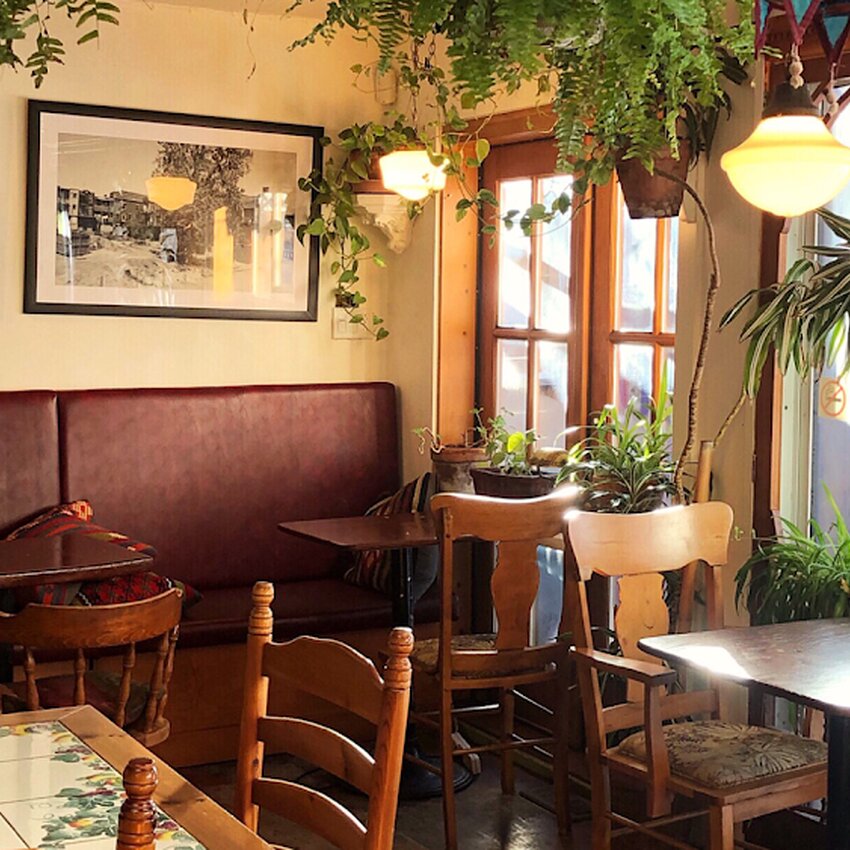 Caf&eacute; Santropol - Restaurants Cor&eacute;ens, Caf&eacute;s Brunch pr&egrave;s de: H2V4E8