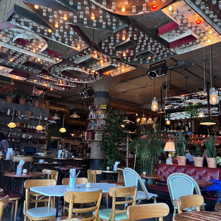 Le Darling - Restaurants Barbecue-BBQs, Cor&eacute;ens, Caf&eacute;s pr&egrave;s de: H2V4E4