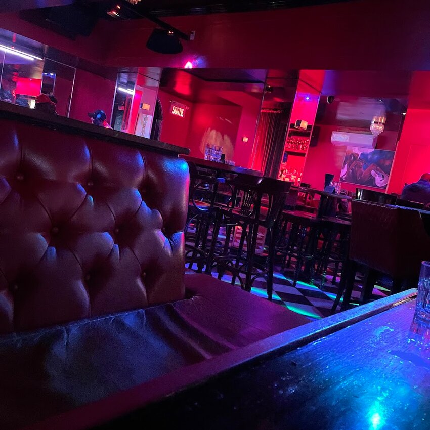 Restaurant L'atmosph&egrave;re - Restaurants Gastronomique / Chic, Resto-Bars pr&egrave;s de: H2V4E4