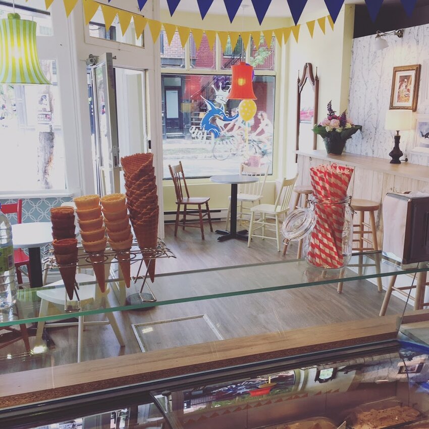 Caf&eacute; Le loup bleu - Bubble Tea, Grilled Cheese Restaurants Near: H2W2E2