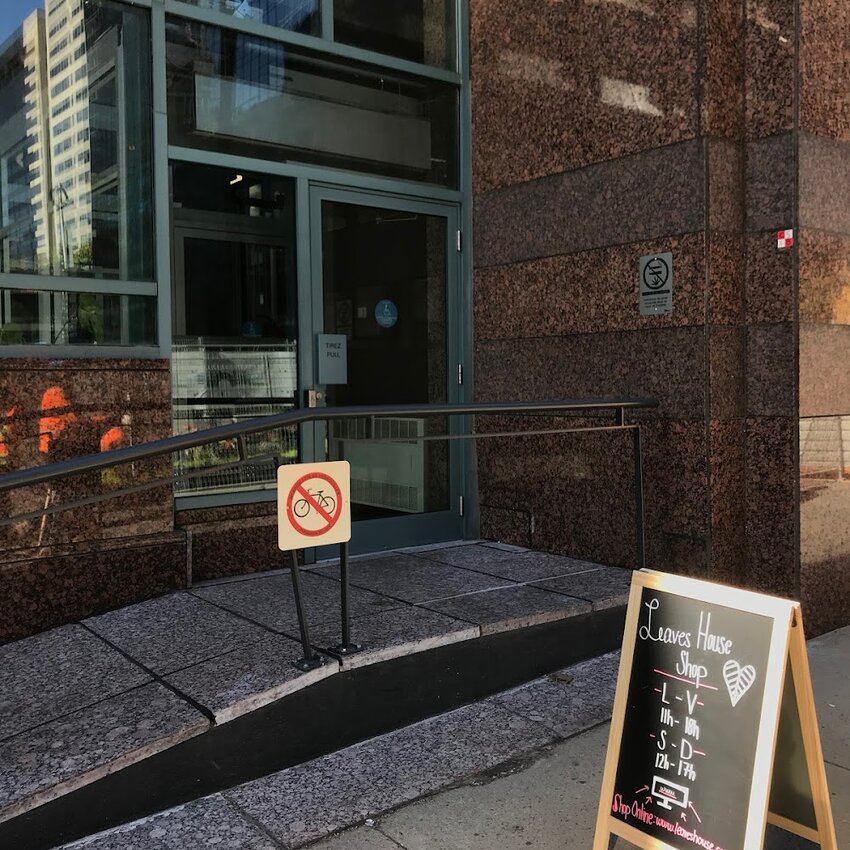 Leaves House - Poutine, Caf&eacute;s Delivery Restaurants Near: H3B4E8