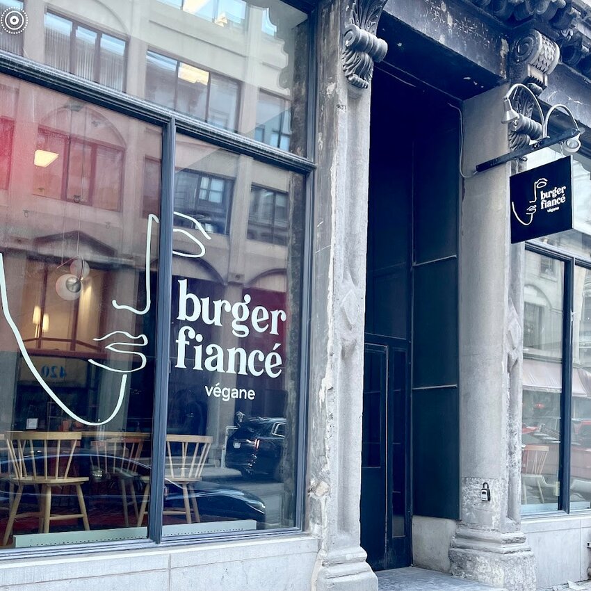 Burger Fianc&eacute; - Poutine, Delis, Fried Chicken Restaurants Near: H3B4E8