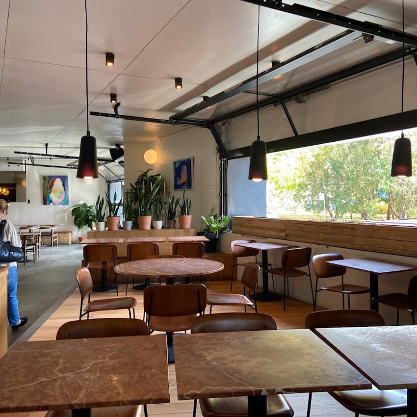 L'id&eacute;al Bar & Contenus - Lounge, Great selection of cocktails Restaurants Near: H2V4E4