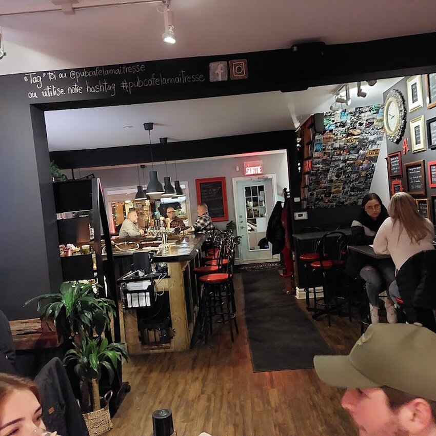 Pub-Caf&eacute; La Ma&icirc;tresse - Restaurants in Salaberry-de-Valleyfield