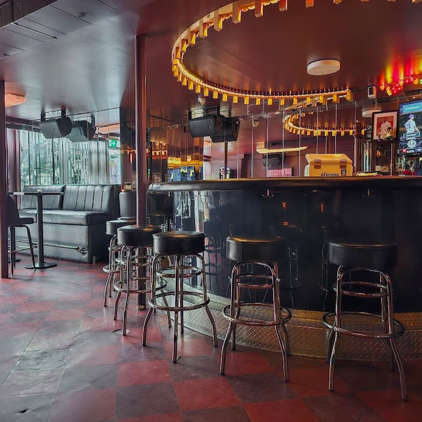 Double's -  Restaurants Near: H2V1T9