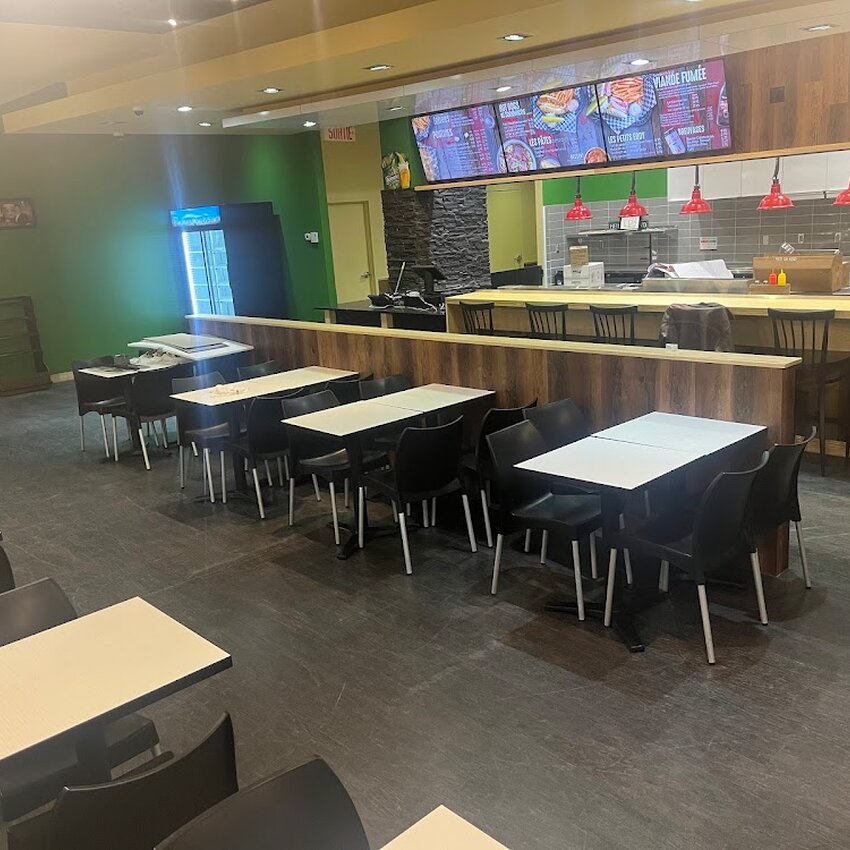 Edward Smoked Meat - Restaurants Poutines près de: J5B2E6