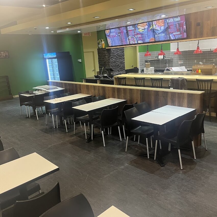 Edward Smoked Meat - Restaurants pr&egrave;s de: J5B2E5