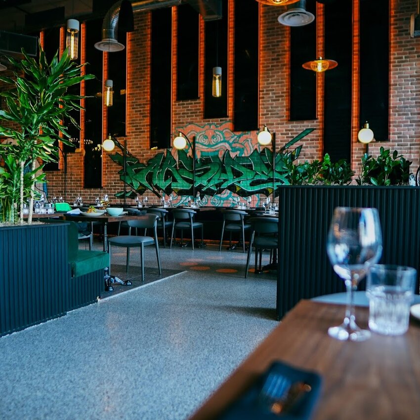 The Farsides - Brossard Parking Available Restaurants