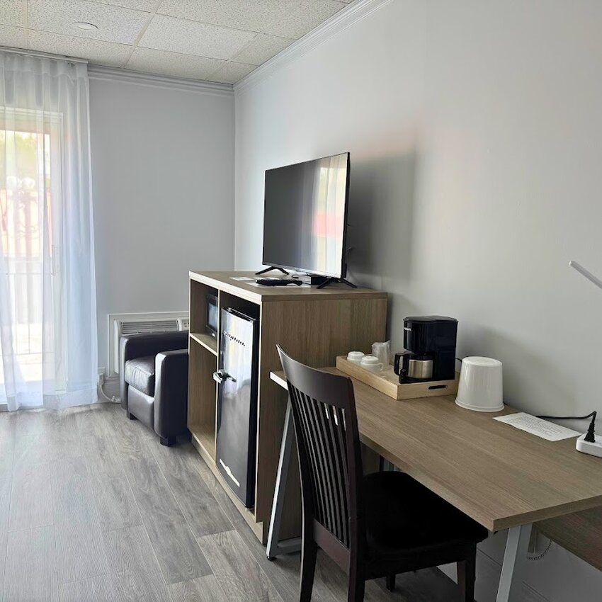 Restaurant la Porte de la Mauricie - Montreal Rotisseries Open Now