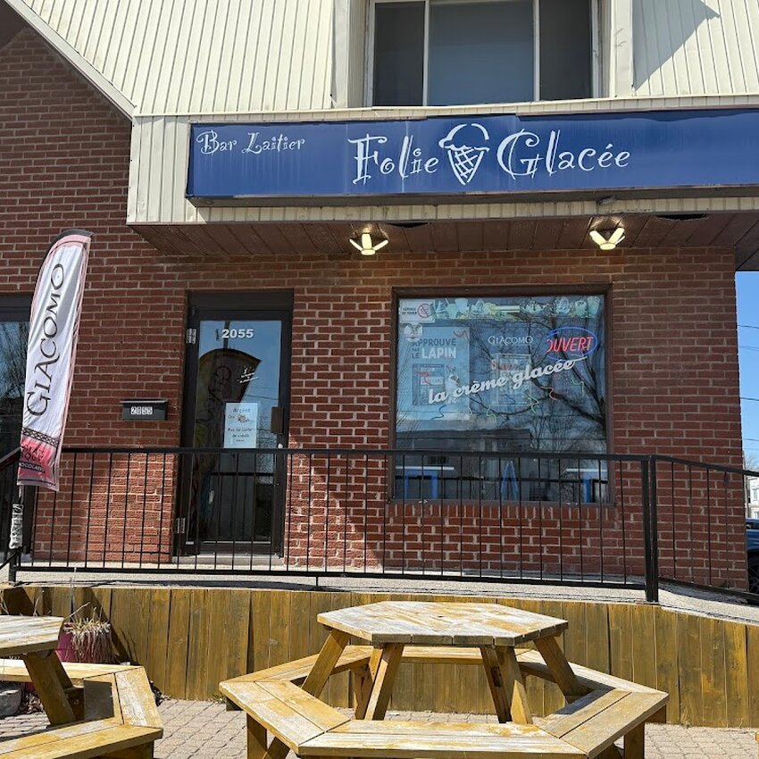 Folie Glac&eacute;e - Longueuil Wheelchair Accessible Entrance Restaurants