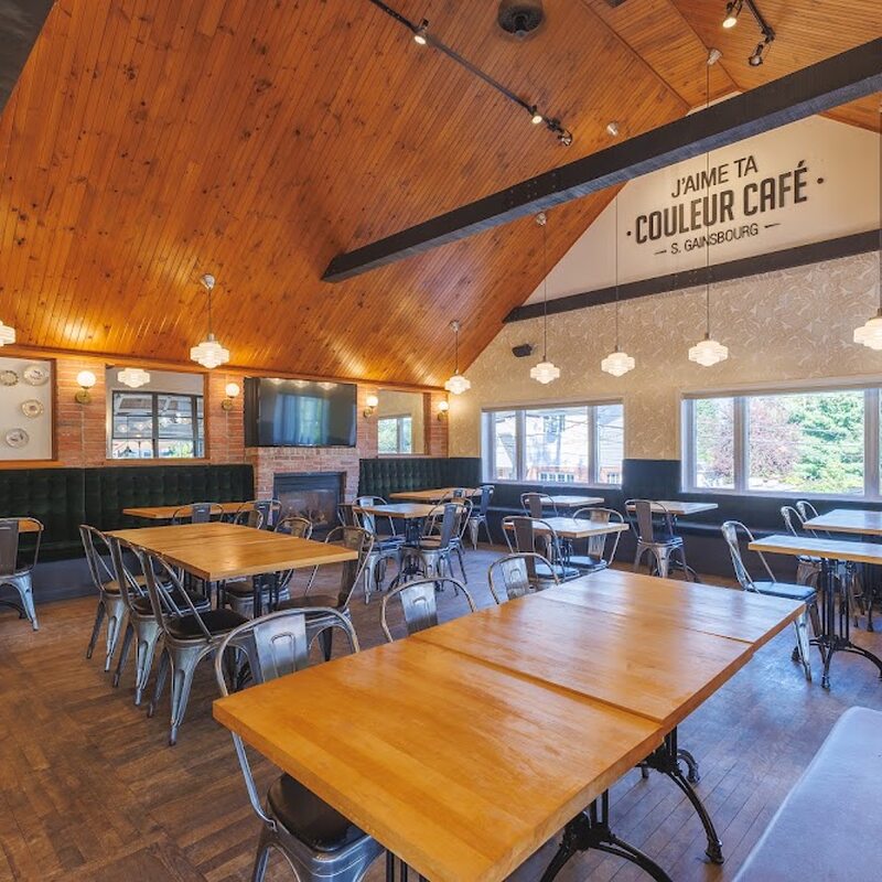 Caf&eacute; De La Br&ucirc;lerie - Poutine Terrace in Granby