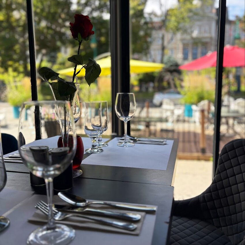 Caf&eacute; Restaurant L -  Restaurants Near: J1H6E9