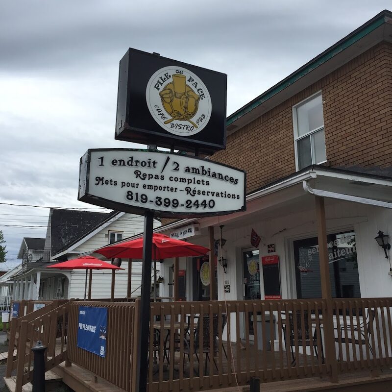 Cafe Bistro Pub Pile Ou Face - Poutine, Breakfast, Tea Restaurants in Montreal
