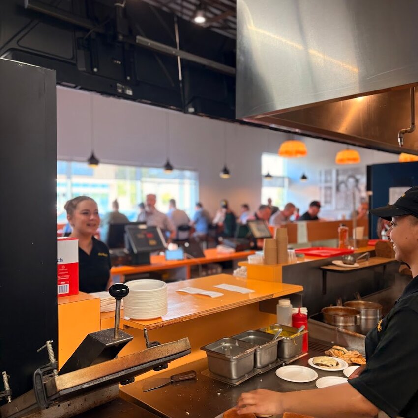 Dic Ann's Hamburgers - Poutine, Cafés Restaurants Near: J7E2A6