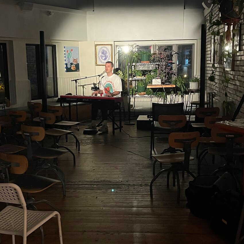 Lewis Caf&eacute; TR -  Restaurants Near: G9A2H1