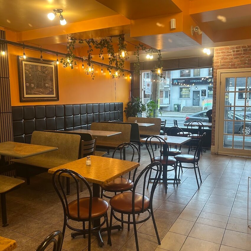 Las Brasas Restaurant - Restaurants pr&egrave;s de: H2G1E5