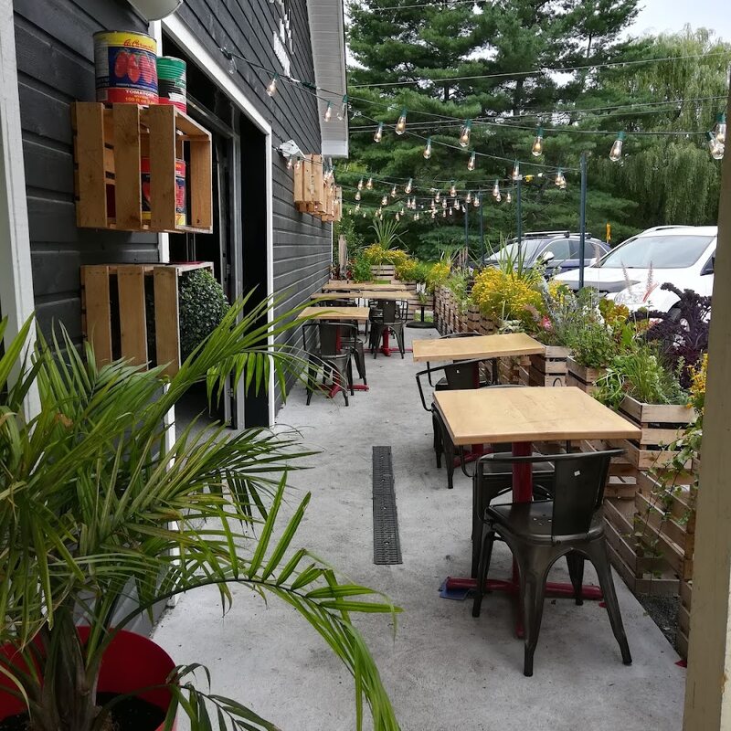 Super Tonkinoise - Wheelchair Accessible Entrance Restaurants in Magog